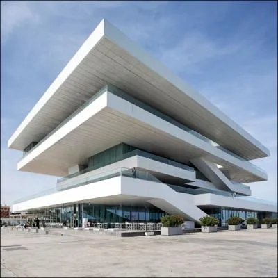 C'est le btiment principal du port de l'America's Cup  Valence, il a t conu par...