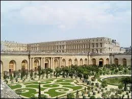 Comment s'appelle le chteau o vivait Louis XIV ?