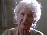 Arrive  un ge avanc, Rose meurt. Des photos sont autour d'elle, pourquoi ?