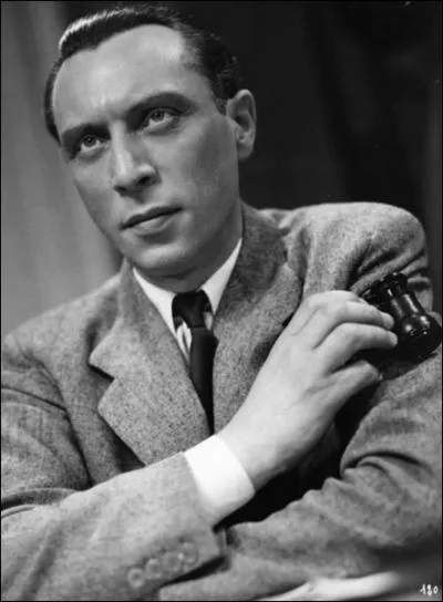 Quand il dit "Moi j'ai dit bizarre, bizarre comme c'est étrange ! Pourquoi aurais-je dit bizarre, bizarre ? ", à qui Louis Jouvet donne-t-il la réplique dans "Drôle de drame" de Marcel Carné ?