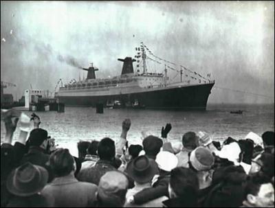 Le 11 janvier 1962 est inaugur le paquebot FRANCE. Quel sigle figure sur la vaisselle de ce navire ?