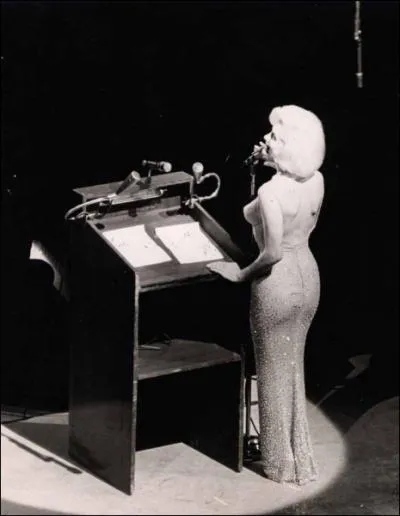 A qui Marilyn Monroe souhaite-t-elle un joyeux anniversaire au Madison Square Garden le 19 mai 1962 ?