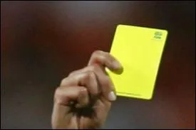 Au football,  quoi correspond un carton jaune ?