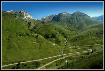 Le Tourmalet est un col routier  2115 m d'altitude. Dans quel massif montagneux peut-on l'emprunter ?