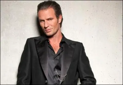 De 1987 jusqu'en 2012, dans combien de comdies musicales Solal a-t-il dj jou ?