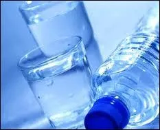 On vend en bouteille de l'eau de source et de l'eau minrale naturelle. Quelle est l'une de leurs diffrences ?