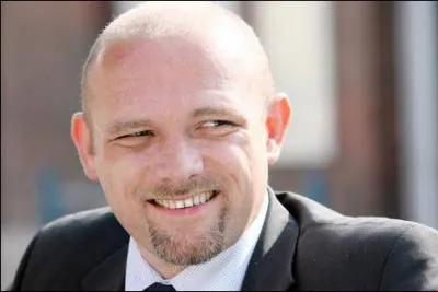 Quelle est son identit� ?