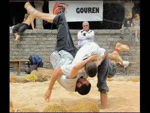 Quel art martial se pratique pieds nus, avec un pantalon (bragoù) et une chemise à manches courtes serrée par une ceinture (roched) ?