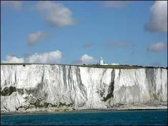 La ville du Royaume-Uni la plus proche de la France est anglaise. Il s'agit de Douvres, connue pour ses falaises dont la hauteur atteint 110 m. Ces falaises sont composes principalement de...