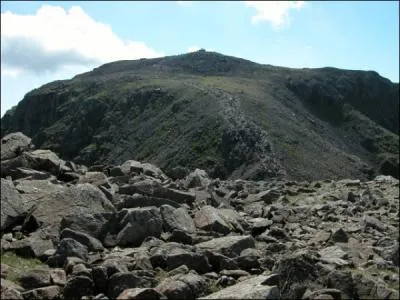 L'Angleterre occupe  elle seule environ 2/3 de la superficie du Royaume-Uni. Le Scafell Pike en est le point culminant. Quelle est son altitude ?