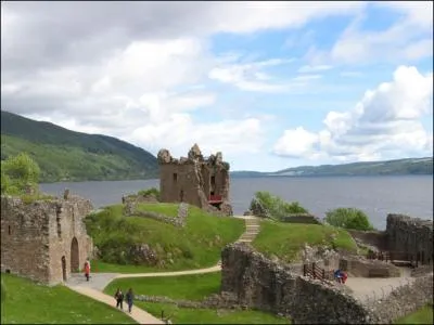 Le lac le plus connu d'Ecosse est le loch Ness, dont les eaux seraient habites par le monstre Nessie depuis le VIe sicle. Sur ses rives, quel chteau en ruines est un site touristique frquent ?