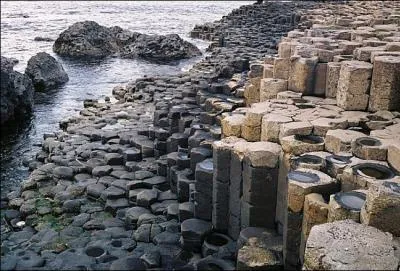  Le petit tas de pierre des Fomoires , plus connu comme  Chausse des Gants , est inscrit au patrimoine mondial de l'UNESCO depuis 1976. Constitu de colonnes de lave refroidie, il se trouve...