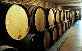 La lambic est une bire belge de fermentation spontane qui mrit dans des tonneaux en chne de 650 litres. Devinez comment s'appellent ces fts.