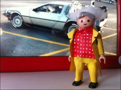 Dans la saga   Retour vers le futur , comment s'appelle le docteur qui a cr la machine  voyager dans le temps ?