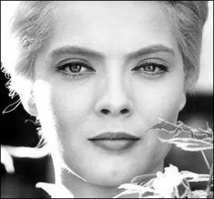 Dans une autre chanson ce n'est pas  La chouette aux yeux jaunes, qui, la nuit en plein mois d'aot, d'un long cri qui rsonne appelle son hibou ... mais non c'est...