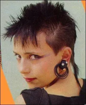  De l'table o je turbine j'aperois la fille du patron qui traverse la cour de l'usine . Comment s'appelle la fille du patron  qui Perret dit  Tu vois tout va bien, je te rcrirai demain  ?