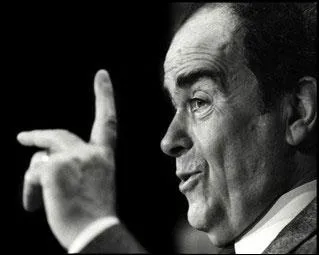 Quelle est son identit ?