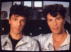 Voici les jumaux bien connus  leurs dbuts ou presque. Quel est leur nom ?