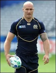 Quel chant est entonné par les supporters écossais avant une rencontre de rugby ?