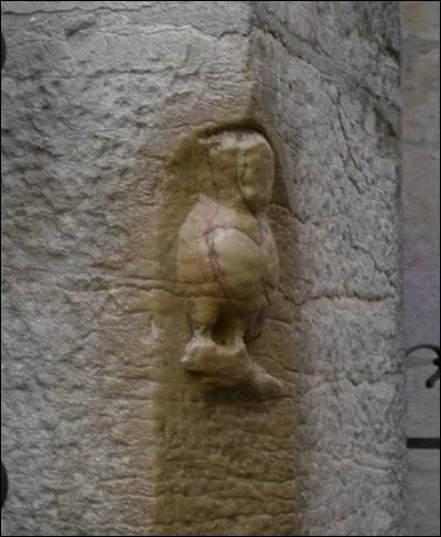 Cette chouette aux contours indfinis est visible sur un mur extrieur de l'glise Notre-Dame de Dijon. Pourquoi l'oiseau a-t-il perdu ses formes initiales ?