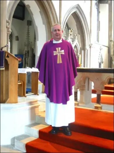 Quelle religion est reprsente ici, grce  cet homme  la tenue violette ?