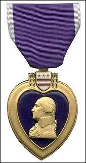 Cette mdaille est une mdaille militaire amricaine. C'est le premier prsident des Etas-Unis qui est reprsent sur cette mdaille. Qui est ce prsident ?