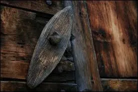 En France, avant, on me clouait aux portes des granges. Qui suis-je ?