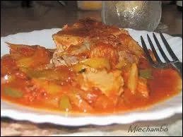 Avec quoi est cuisine le  thon Kaskarote , spcialit des Pyrnes atlantiques ?