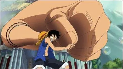 Avec qui Luffy fait équipe pour battre les marines postés devant la salle des enchères ?