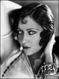 Superstar du cinma muet, sa carrire dclina avec l'arrive du parlant, mais elle renoua avec le succs dans  Boulevard du crpuscule  en 1950 qui mettait en scne une star dchue du muet.