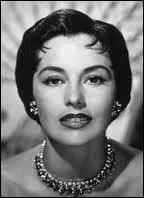 Surnomme  The legs  (les jambes), elle intgra les Ballets russes avant de regagner Hollywood pour chanter et danser auprs de Fred Astaire ou encore de Gene Kelly...