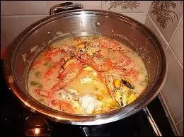 La  cotriade , soupe  base de poissons, de crustacs et de lgumes, est une spcialit...