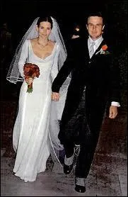 Voici le mariage d'une  Friends  Courteney Cox avec David Arquette, mariage aujourd'hui dfait galement. La production de Friends a rendu hommage  ce mariage, de quelle faon ?