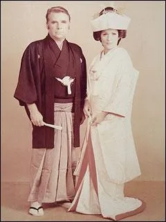 Voici l'tonnant mariage de Gene Roddenberry et de Majel Barrett qui eut lieu en costumes traditionnels japonais au Japon. Qui sont-ils ?