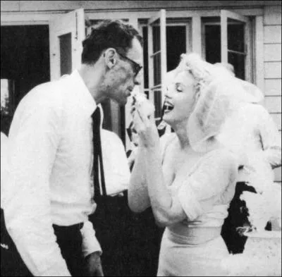 Voici un mariage qui en surprit plus d'un : la plus grande des stars et le plus grand des dramaturges. C'est Marilyn Monroe qui pouse Arthur Miller. Comment se sont-ils rencontrs ?