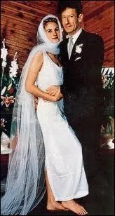 Mademoiselle Julia Roberts avait plaqu Keith Sutherland juste avant le mariage et la voil qui pouse un chanteur folk au physique atypique, Lyle Lovett. Il se sont connus... ?