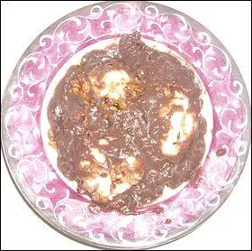 Quels sont ces oeufs pochs sur pain grill, accompagns d'une sauce au vin rouge ?