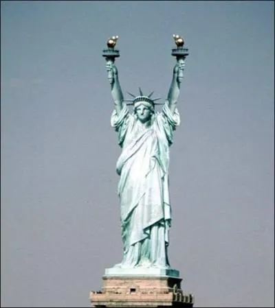 Combien de bras levs a normalement la statue ?