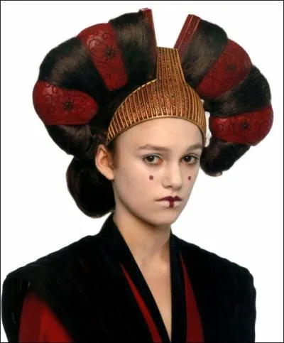 Qui joue Sab, la suivante qui se fait pass pour Padm ?