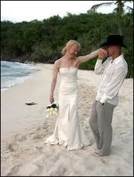 Voici le mariage de Ren Zellwegger avec le chanteur country Kenny Chesney, qui eut lieu aux Iles Vierges o le mari a une maison, et qui n'a dur que quelques mois. Comment se sont-ils rencontrs ?