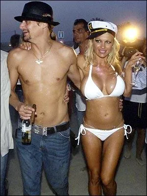 Voici la prvisible Pamela Anderson, non pas avec sa tenue de la crmonie de mariage avec Kid Rock (elle portait robe et voile) mais dans sa tenue de la fte qui a suivi. Comment se sont-ils rencontrs ?