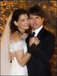 Voici le mariage de Tom Cruise, avec l'actrice Kathy Holmes. Il eut lieu dans le chateau Odescalchi  Bracciano en Italie. C'est le quantime mariage de Cruise ?