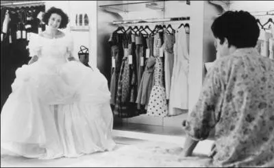 Cette clbre scne du film Quatre mariages et un enterrement met en vedette Andie Mac Dowall. Que se passe-t-il dans la scne ?