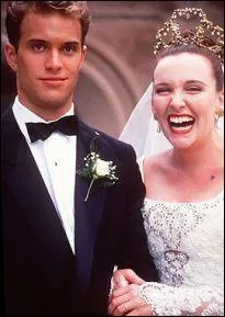 Voici une marie folle de joie aux bras de son joli mari. Il s'agit du film Muriel, personnage interprt par Toni Collette. Pourquoi le mari n'exprime pas la mme joie ?