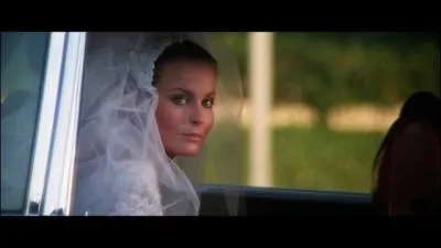 Dans ce film trs drle de Blake Edward, lui (Dudley Moore) a pour habitude de  noter  les jolies femmes qui passent dans la rue. A un feu rouge, il la voit, en voiture et en marie...