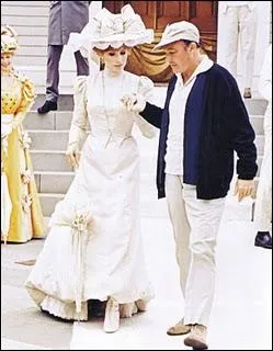 Voici le ralisateur Gene Kelly et son actrice Barbra Streisand en robe de marie, pour le film musical ?