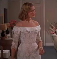 C'est Lauren Bacall dans sa robe de marie, dans le film o, avec deux amies aussi fauches qu'elle, elle loue un superbe appartement pour trouver un riche mari. Qui sont ses colocataires ?
