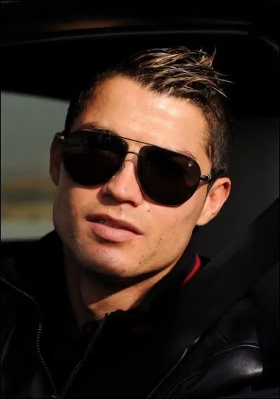 Et celui-ci, c'est un acteur ou un footballeur ?