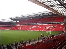 Le  You'll Never Walk Alone , hymne  la gloire du club, y raisonne  chaque match. Il s'agit du stade...