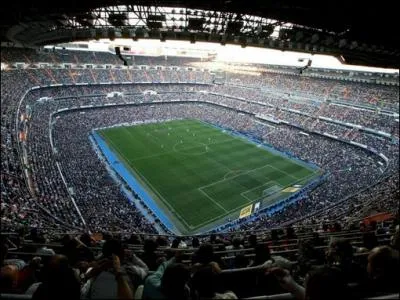Qui joue dans ce magnifique stade baptis Santiago Bernabeu ?